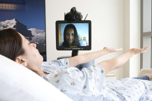 病床上的病人通过监视器与医生沟通